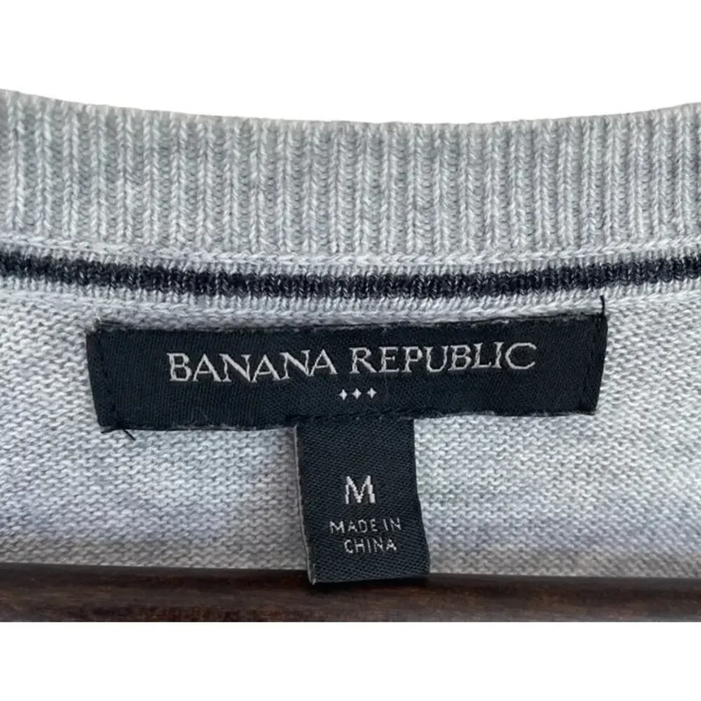 Banana Republic Light Gray V-Neck Lightweight Sweater - Medium
